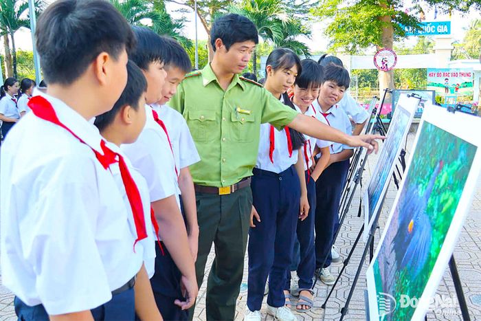 Cán bộ Hạt Kiểm lâm khu vực 5 tuyên truyền pháp luật cho học sinh Trường THCS Hiếu Liêm (phường Trị An).