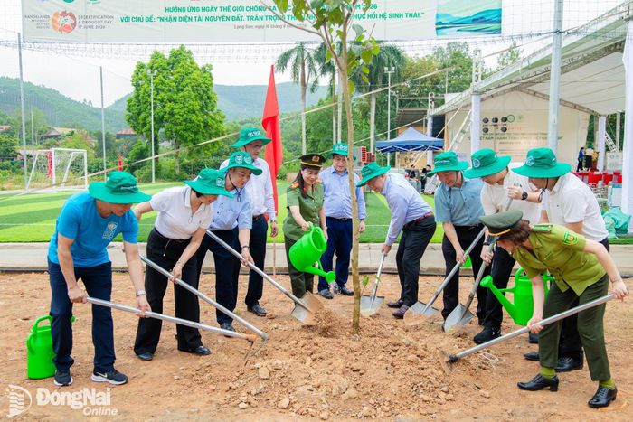 Các đại biểu tham gia trồng cây tại Trường Cao đẳng Công nghệ và Nông lâm Đông Bắc, tỉnh Lạng Sơn. Ảnh: C.P. Việt Nam