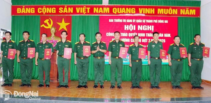 Đại tá Nguyễn Thanh Phong, Thành ủy viên, Phó Bí thư Thường trực Đảng ủy Quân sự, Chính ủy Bộ Chỉ huy Quân sự thành phố trao quyết định thăng quân hàm, nâng lương cho cán bộ, sĩ quan. Ảnh: ĐVCC