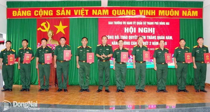 Đại tá Võ Thành Danh, Ủy viên Ban Thường vụ Thành ủy, Chỉ huy trưởng Bộ Chỉ huy Quân sự thành phố trao quyết định cho cán bộ. Ảnh: ĐVCC