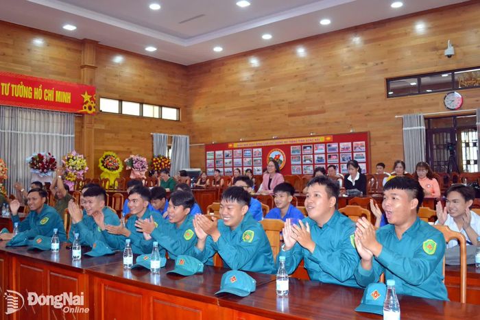 Các cổ động viên cổ vũ cho thí sinh dự hội thi. Ảnh: Phương Hằng