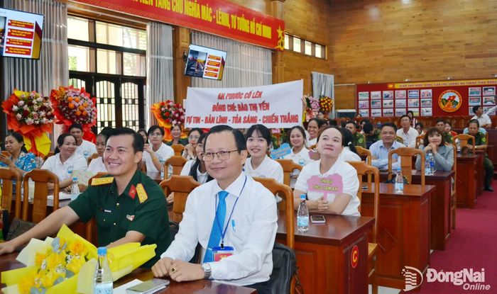 Các đồng chí lãnh đạo, ban tổ chức, ban giám khảo dự khai mạc hội thi. Ảnh: Phương Hằng