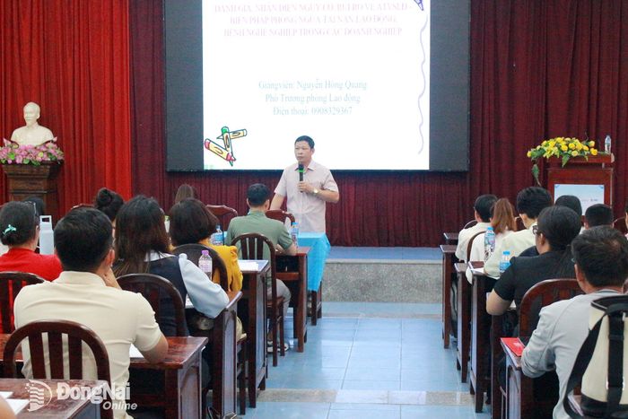 Đại diện Sở Nội vụ triển khai các nội dung về an toàn vệ sinh lao động tại hội nghị. Ảnh: N.Hòa