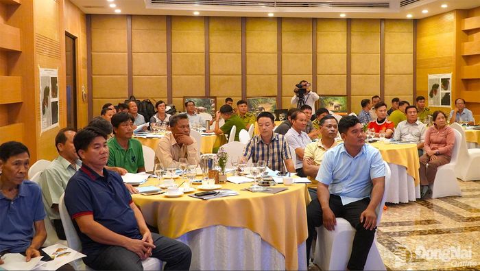 Thành viên các tổ, đội phản ứng nhanh, đại diện kiểm lâm, đơn vị, chính quyền địa phương tham dự lớp tập huấn. Ảnh: An Nhơn