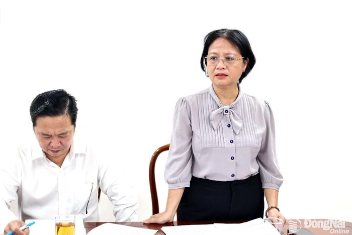 Phó Giám đốc Sở Nội vụ Đoàn Thị Thu Thủy báo cáo về lĩnh vực người có công và thi đua, khen thưởng tại buổi làm việc. Ảnh: Hồ Thảo