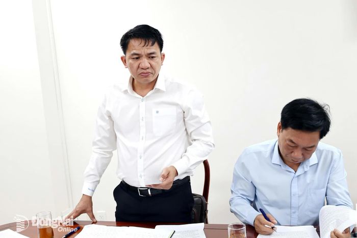 Phó Giám đốc Sở Nội vụ Mai Xuân Tuân báo cáo về lĩnh vực lao động việc làm tại buổi làm việc. Ảnh: Hồ Thảo