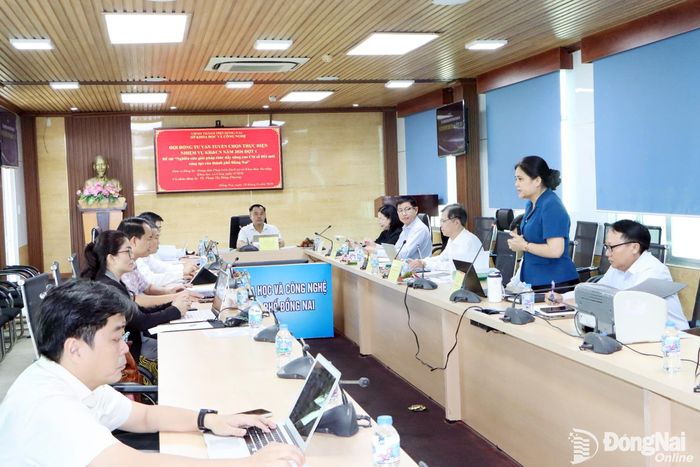 Tiến sĩ Phạm Thị Hồng Phượng, đại diện nhóm nghiên cứu đề tài thuyết minh tại cuộc họp. Ảnh: Thanh Cảnh