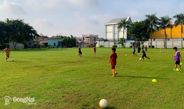 Các cầu thủ Đội U11 phường Xuân Lập thực hiện các động tác phối hợp, di chuyển và chuyền bóng cho nhau. Ảnh: CTV