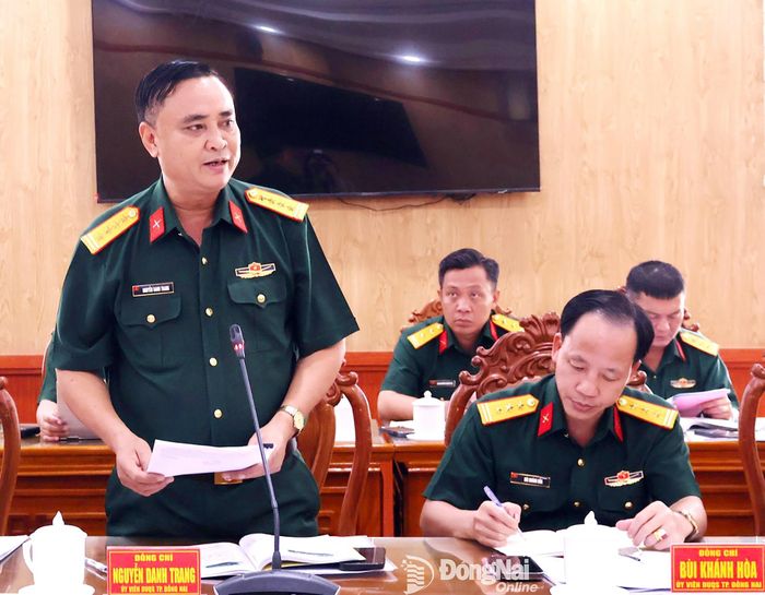Đại tá Nguyễn Danh Trang, Chủ nhiệm Chính trị góp ý vào dự thảo báo cáo. Ảnh: Nguyệt Hà