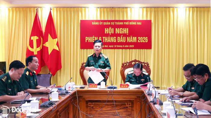 Thừa ủy quyền của Bí thư Đảng ủy Quân sự thành phố, Đại tá Nguyễn Thanh Phong, Phó Bí thư Thường trực Đảng ủy Quân sự thành phố hướng dẫn hội nghị thảo luận. Ảnh: Nguyệt Hà