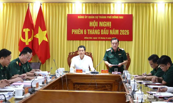 Thiếu tướng Trần Chí Tâm, Ủy viên Thường vụ Đảng ủy, Phó Chính ủy Quân khu 7 phát biểu chỉ đạo hội nghị. Ảnh: Nguyệt Hà