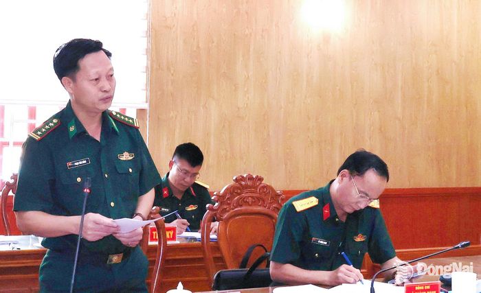 Đại tá Phạm Văn Đảng, Ủy viên Thường vụ Đảng ủy, Phó Chính ủy Bộ Chỉ huy Quân sự thành phố kiêm Chính ủy Ban Chỉ huy Bộ đội Biên phòng góp ý vào dự thảo báo cáo. Ảnh: Nguyệt Hà