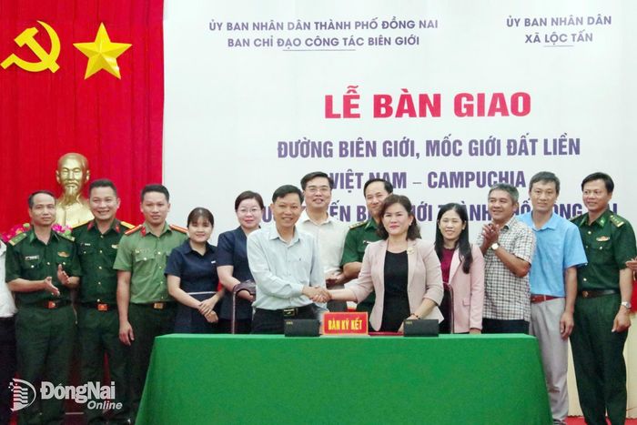 Đại diện Ban Chỉ đạo Công tác biên giới thành phố và xã Lộc Tấn tổ chức bàn giao. Ảnh: Tú Trịnh