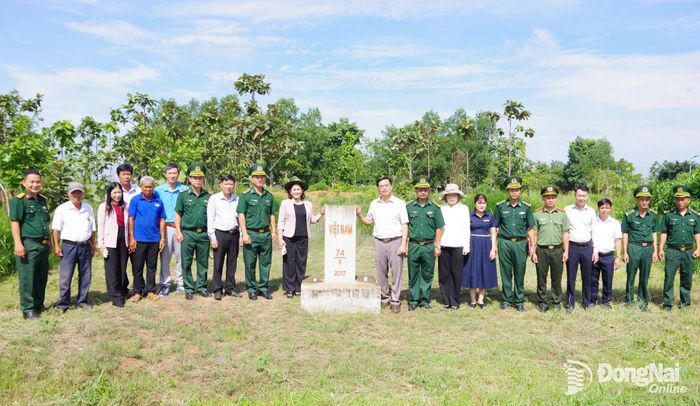 Đại biểu tham quan một cột mốc trên địa bàn xã Lộc Tấn. Ảnh: Tú Trịnh