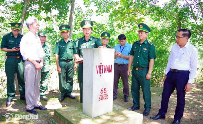 Các đại biểu khảo sát tại một cột mốc do Bộ đội Biên phòng quản lý ở xã Lộc Thạnh. Ảnh: Tú Trịnh