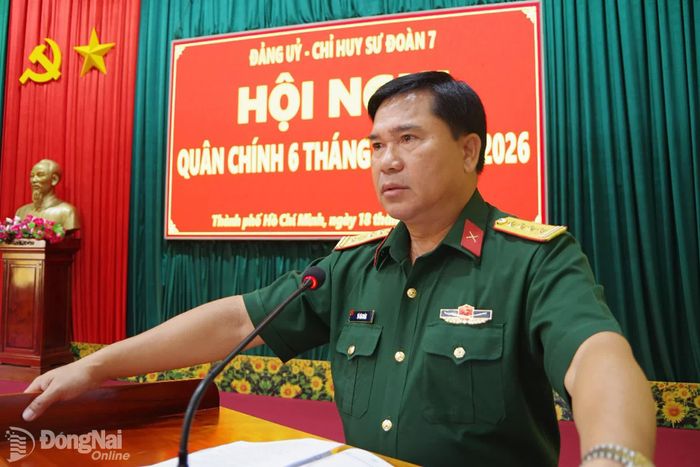 Đại tá Vũ Văn Đoàn, Sư đoàn trưởng Sư đoàn 7 phát biểu kết luận tại hội nghị. Ảnh: Bảo Trung