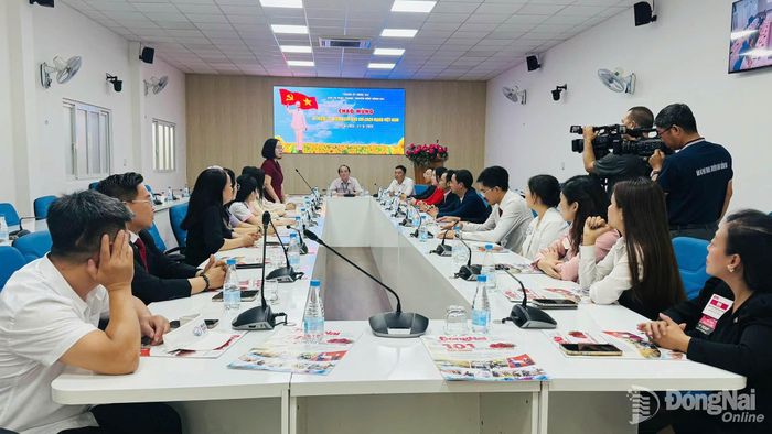 Đại diện Báo và Phát thanh, Truyền hình Đồng Nai trao đổi với cộng đồng doanh nghiệp BNI về cơ hội kết nối, hợp tác truyền thông trong thời gian tới. Ảnh: Minh Huệ