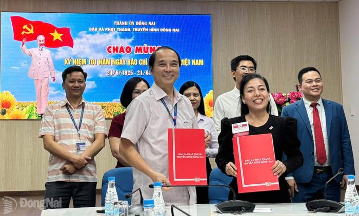 Một số doanh nghiệp trong cộng đồng BNI ký kết biên bản ghi nhớ đồng hành cùng Báo và Phát thanh, Truyền hình Đồng Nai trong các chương trình sắp tới. Ảnh: Minh Huệ