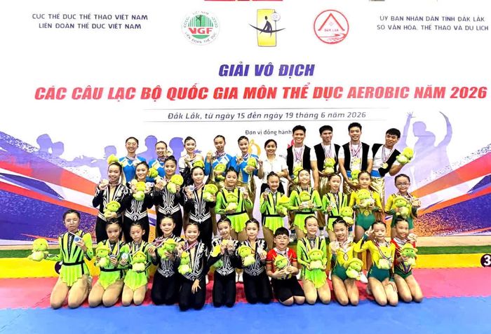 Ban huấn luyện và các thành viên đội tuyển Aerobic Đồng Nai chụp hình lưu niệm tại giải. Ảnh: ĐVCC