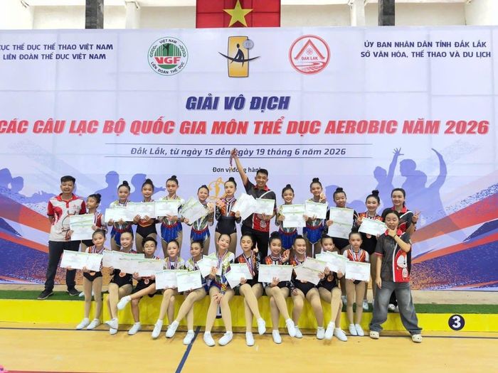 Ban huấn luyện và các thành viên câu lạc bộ Sóc Nhí chụp hình lưu niệm tại giải. Ảnh: ĐVCC