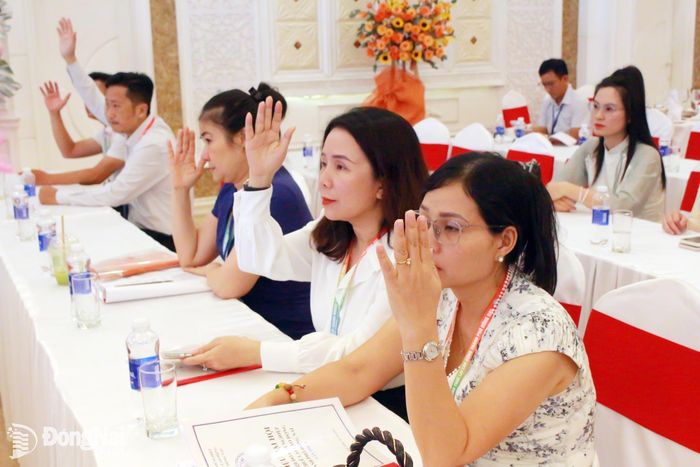 Các đại biểu biểu quyết thông qua phương hướng hoạt động của hiệp hội nhiệm kỳ 2026-2031. Ảnh: Thảo My