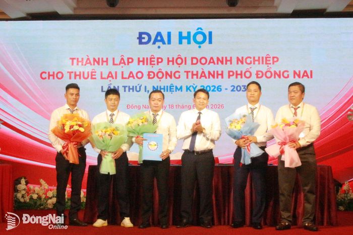 Lãnh đạo Sở Nội vụ trao quyết định thành lập Hiệp hội Doanh nghiệp cho thuê lại lao động. Ảnh: Thảo My