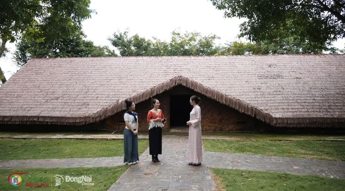 Nhà dài truyền thống là một trong những điểm nhấn giúp du khách hiểu hơn về đời sống văn hóa của đồng bào S’tiêng ở sóc Bom Bo. Ảnh: Tiến Dũng