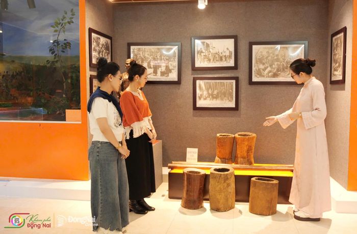 Thuyết minh viên Lê Thùy Dung giới thiệu các hiện vật, tư liệu về lịch sử và văn hóa của đồng bào S’tiêng đang được lưu giữ tại Khu Bảo tồn văn hóa dân tộc S’tiêng sóc Bom Bo. Ảnh: Tiến Dũng