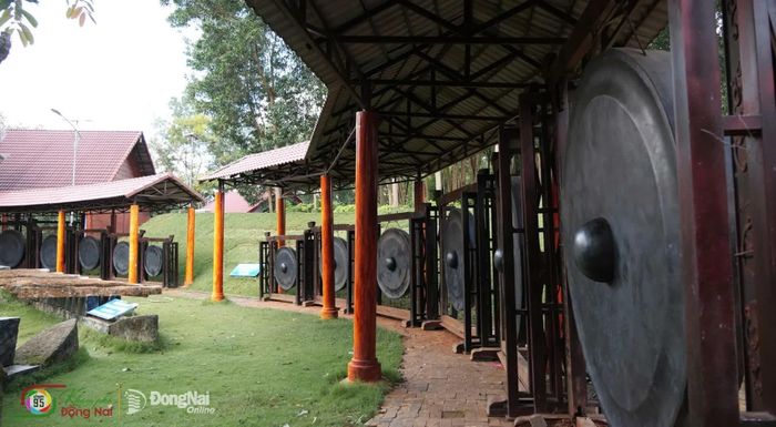 Bộ cồng chiêng bằng đồng đỏ và thiếc lớn nhất Việt Nam tại Khu Bảo tồn văn hóa dân tộc S’tiêng sóc Bom Bo đã được Tổ chức Kỷ lục Việt Nam xác lập kỷ lục. Ảnh: Tiến Dũng