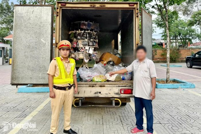 Xe chở hàng hóa có dấu hiệu không rõ nguồn gốc, xuất xứ và nghi giả mạo nhãn hiệu. Ảnh: Mộc Miên