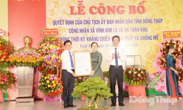 Đồng chí Nguyễn Thành Diệu trao Quyết định của Chủ tịch UBND tỉnh Đồng Tháp công nhận xã Vĩnh Kim là xã An toàn khu. 