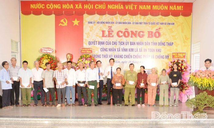 Lãnh đạo tỉnh tặng quà gia đình chính sách.