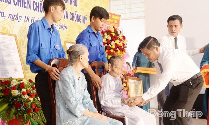 Tặng giấy khen cho các cá nhân tiêu biểu trong cung cấp và thu thập thông tin hồ sơ xã An toàn khu.
