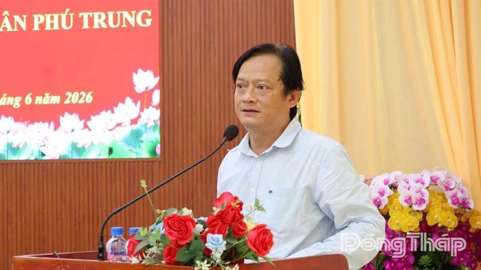 Đại biểu Trần Ngô Minh Tuấn, Chánh Thanh tra tỉnh làm rõ ý kiến của cử tri tại buổi tiếp xúc.