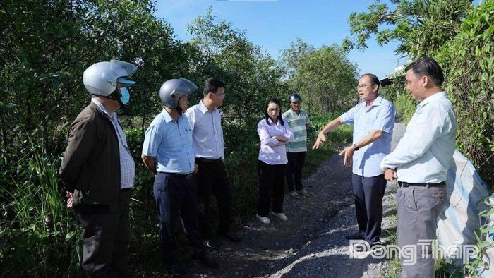 Đoàn ghi nhận tình hình sạt lở, sụt lún để đề xuất giải pháp khắc phục trên địa bàn xã Tân Nhuận Đông.