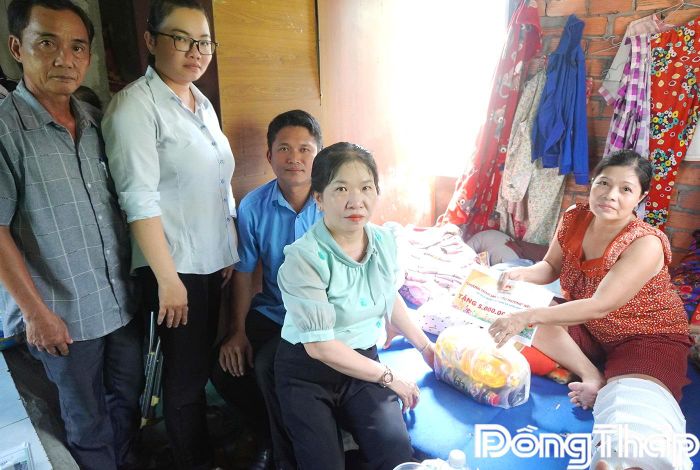 Đoàn thăm hỏi và trao quà cho chị Bùi Thị Thanh Thủy.