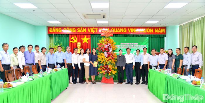 Tỉnh ủy, HĐND, UBND, Ủy ban MTTQ Việt Nam tỉnh Đồng Tháp tặng lẵng hoa chúc mừng tập thể Báo và phát thanh, truyền hình Đồng Tháp.