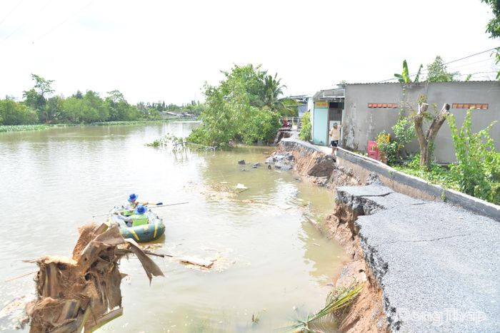 Sạt lở cắt đứt hoàn toàn đường giao thông qua lại khu vực.