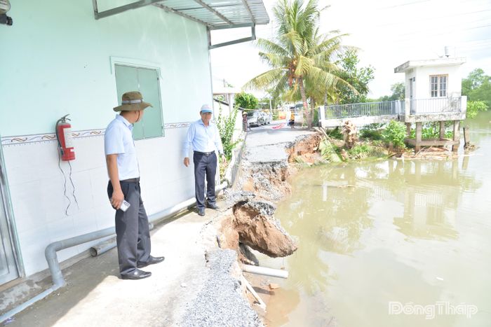 Đồng chí Nguyễn Đức Thịnh kiểm tra hiện trường vụ sạt lở.