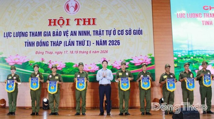 Phó Chủ tịch UBND tỉnh Huỳnh Minh Tuấn tặng Cờ lưu niệm cho đại diện các Đội thi.