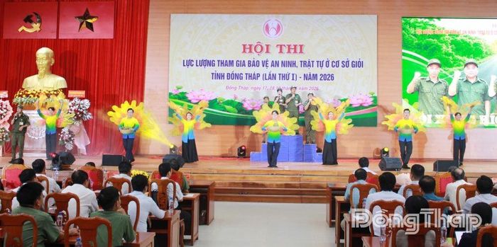 Đội xã Hiệp Đức thực hiện phần thi tài năng.