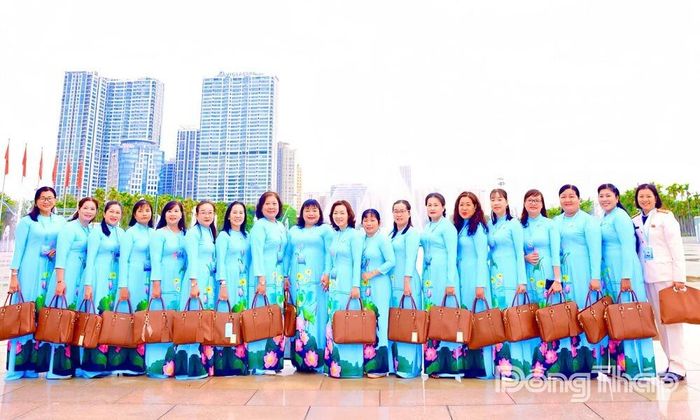 Đoàn đại biểu phụ nữ tỉnh Đồng Tháp chụp ảnh lưu niệm.