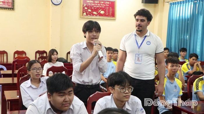 Các bạn học sinh Trường THPT Cao Lãnh 1 trao đổi, giao lưu cùng sinh viên quốc tế.