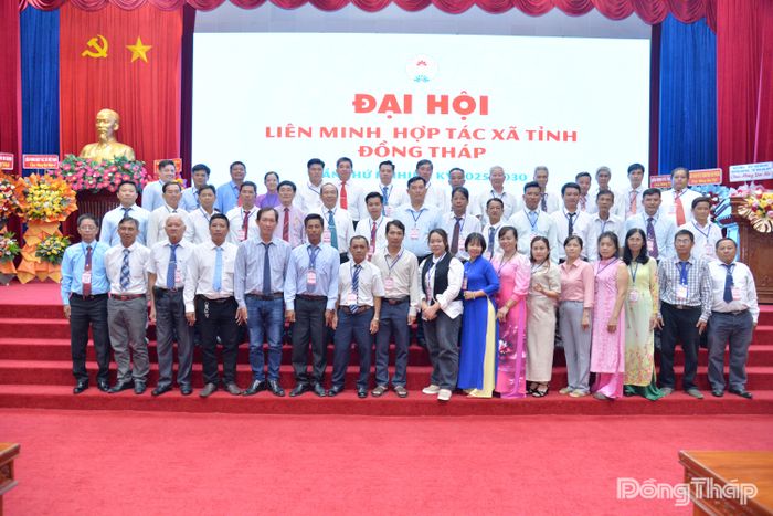Các đại biểu chụp ảnh lưu niệm.