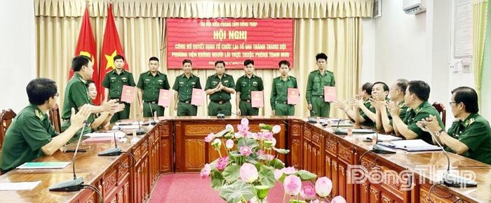 Đại tá Nguyễn Thanh Hòa, Chỉ huy trưởng Ban Chỉ huy Bộ đội Biên phòng tỉnh Đồng Tháp trao các quyết định cho Trung đội phương tiện không người lái.