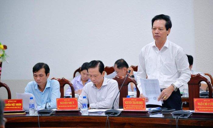 Đồng chí Nguyễn Thành Diệu, Phó Chủ tịch UBND tỉnh Đồng Tháp trao đổi một số nội dung kiến nghị của công dân.