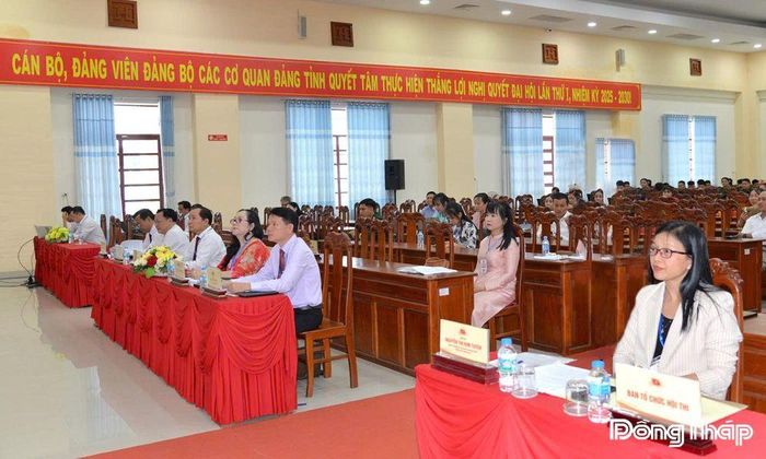 Đồng chí Nguyễn Thị Kim Tuyến, Ủy viên Ban Thường vụ Tỉnh ủy, Trưởng Ban Tuyên giáo và Dân vận Tỉnh ủy, Trưởng Ban Tổ chức Hội thi (bìa phải) tham dự chương trình.