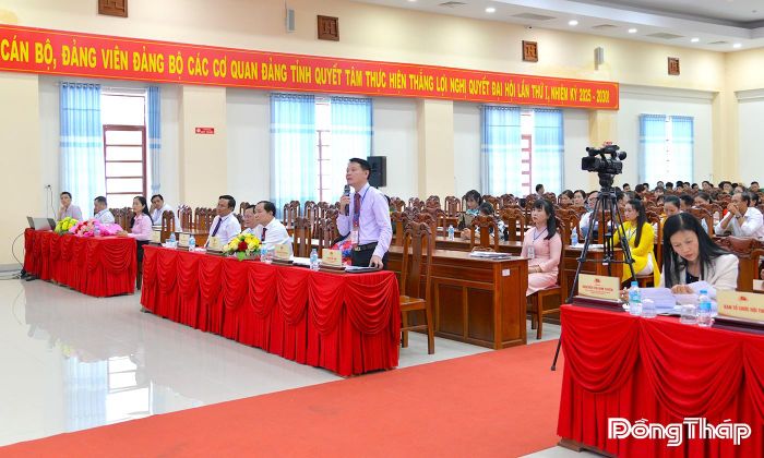 Thành viên Ban giám khảo đặt câu hỏi trả lời ứng xử cho thí sinh liên quan trực tiếp đến nội dung trình bày và các vấn đề mở rộng.