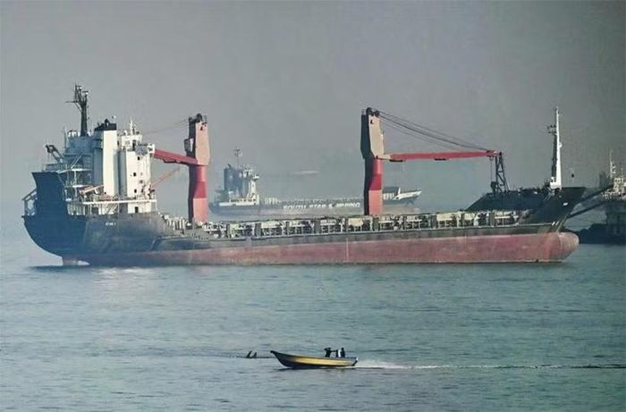  Các tàu di chuyển trên eo biển Hormuz ngoài khơi Bandar Abbas, miền Nam Iran, ngày 6-5-2026. Ảnh: Kyodo/AP 