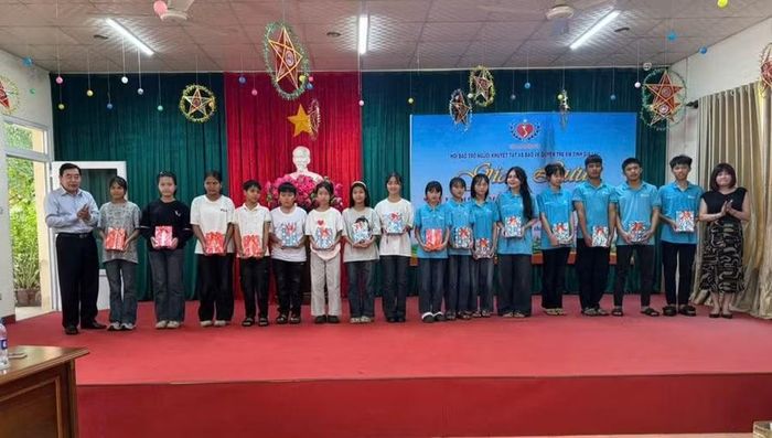  Ban tổ chức trao tặng các phần quà cho học sinh tham gia chương trình. Ảnh: Linh Chi 